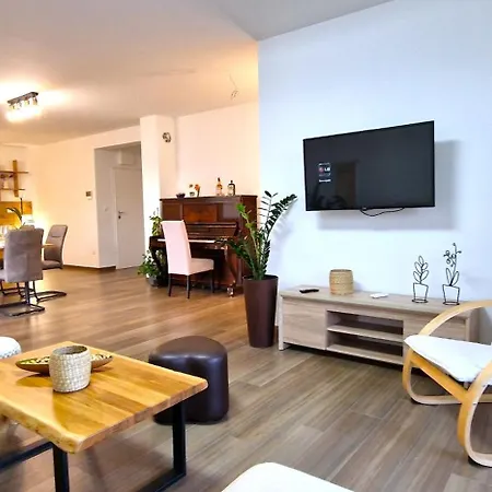 Libre With Private Pool Apartman *