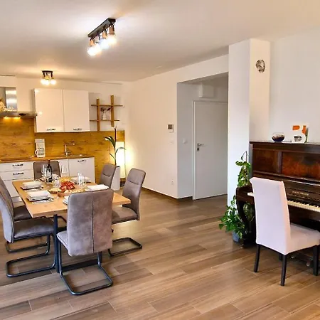 Libre With Private Pool Apartman