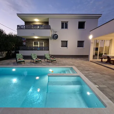 Libre With Private Pool Apartman *