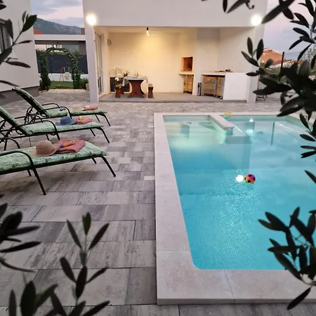 Libre With Private Pool Apartament Kaštela